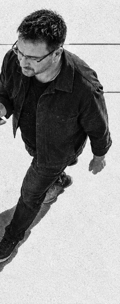 Alex geht mit dem Smartphone in der Hand